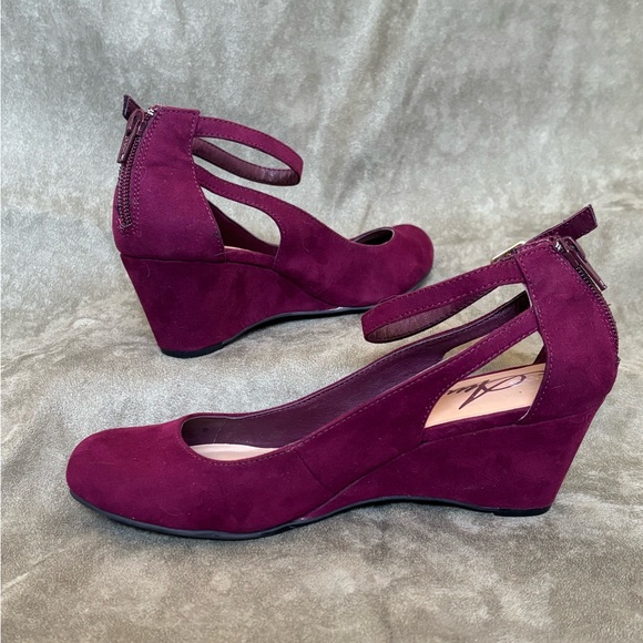AMERICAN RAG Burgundy Faux Suede SZ 7.5 Ankle Strap Wedge w/ back Zip Closure - Picture 5 of 16